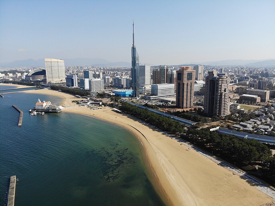Fukuoka Skyline of Seaside Momochi.jpg